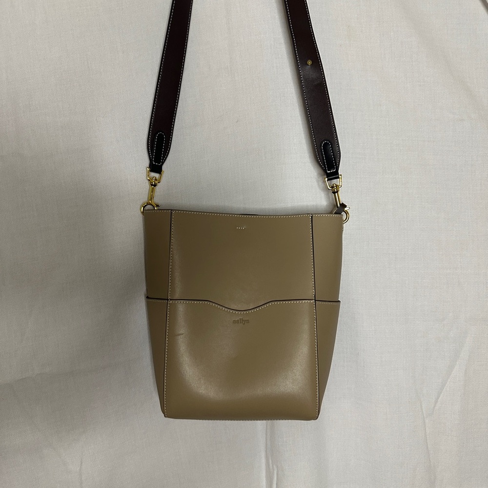 Aallyn leather purse. Tan with brown inside.